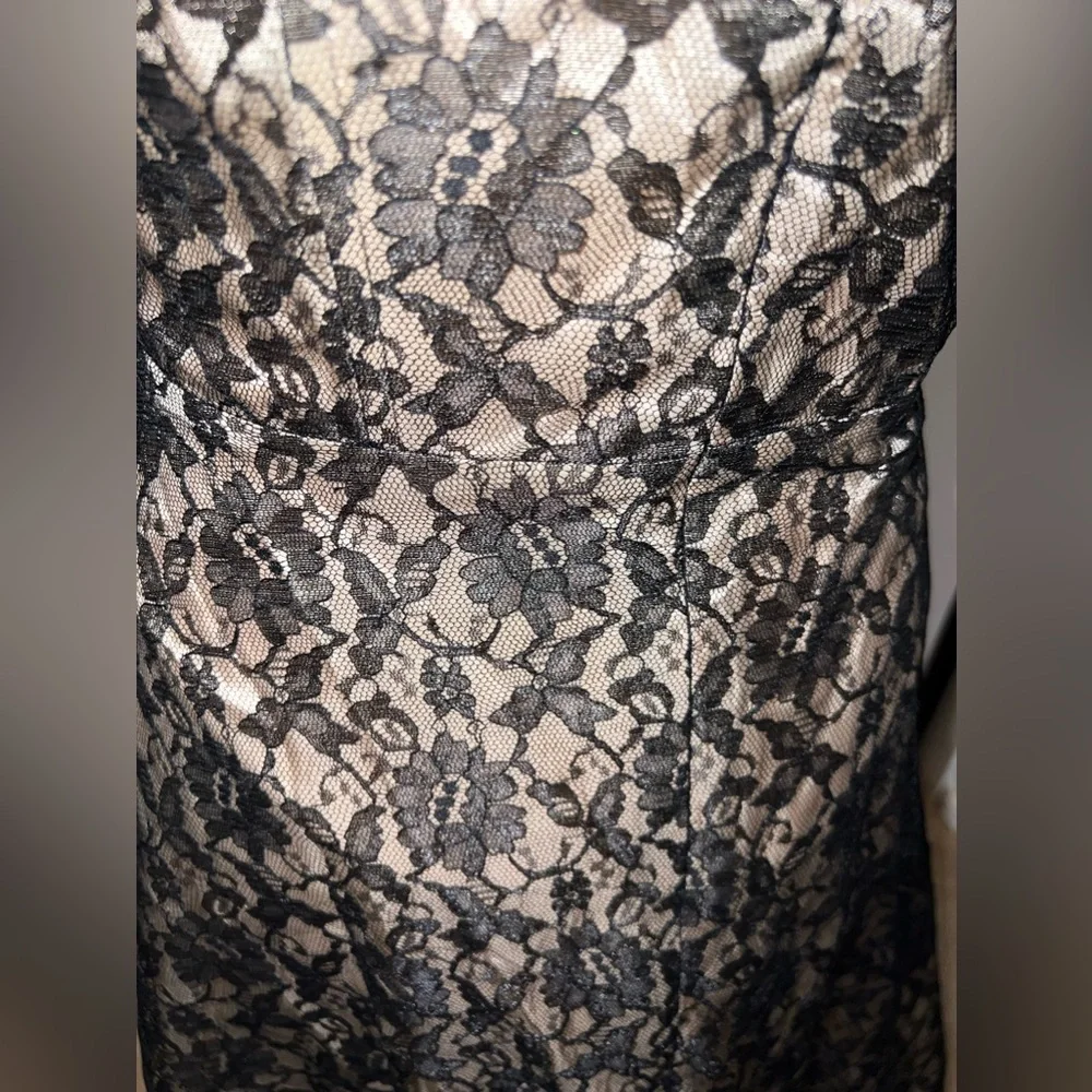 $7 GORGEOUS LACE DRESS SIZE 7/8. $7 IF BUNDLED - Picture 3 of 8